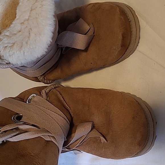 UGG Bailey Boots - Picture 5 of 7